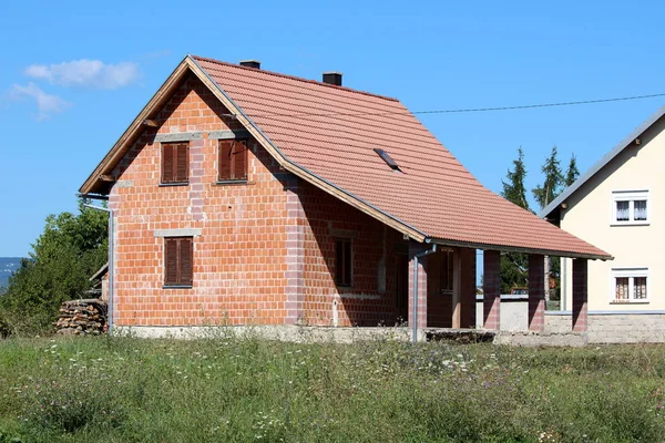 Дом с двускатной крышей Дом с двускатной крышей